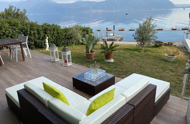 Luxury Apartment on the Lake with private garden