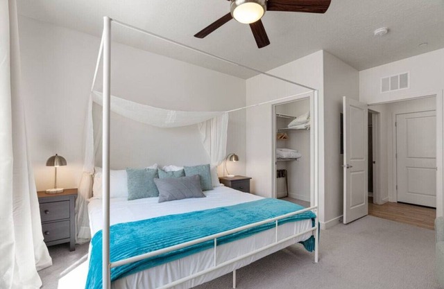 Luxury Apt.- New King Bed, Free Parking, Gym, Pool