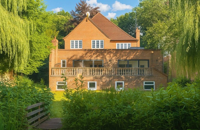 Luxury Ascot Escape- Indoor Hydro Pool & Wellness Spa