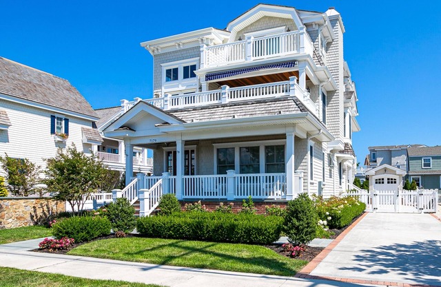 Luxury Avalon Beach Block 6BR/5.5BA with Heated Pool & Hot Tub & Putting Green!