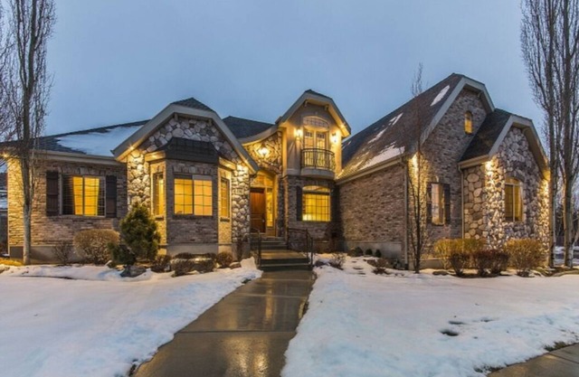 Luxury Basement Full Apartment with Private Entrance