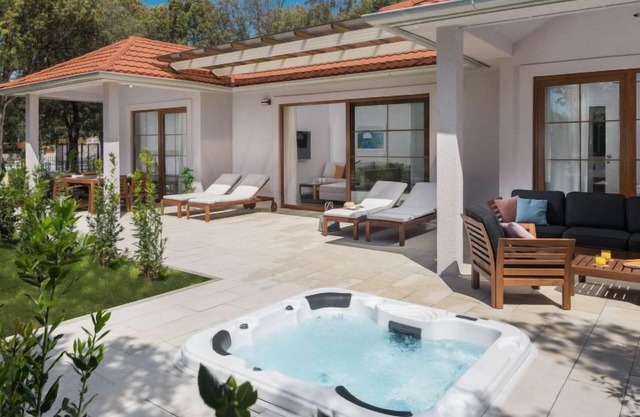 Luxury Bay Villa with private hot tub by Interhome