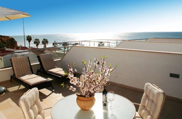 Luxury Beach-side Apartment with Swimming Pool and Beautiful Sea Views