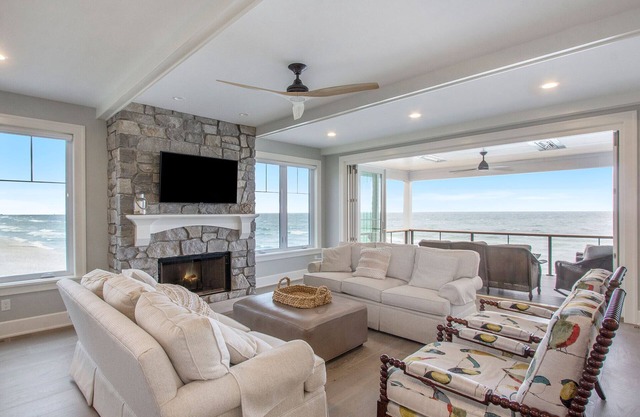 Luxury Beachfront 5b w/Hot Tub & Kayaks