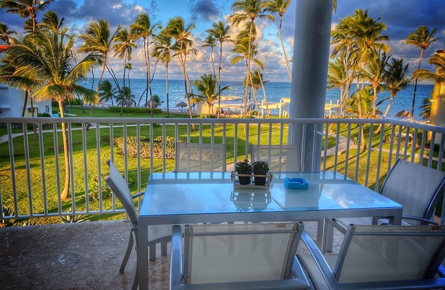 Luxury Beachfront Oceanview Condo with wifi and Cleaning services
