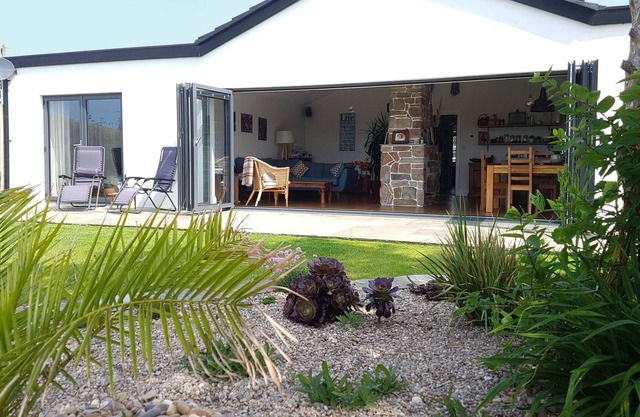 Luxury bungalow, stunning views, only minutes from beautiful Crantock beach
