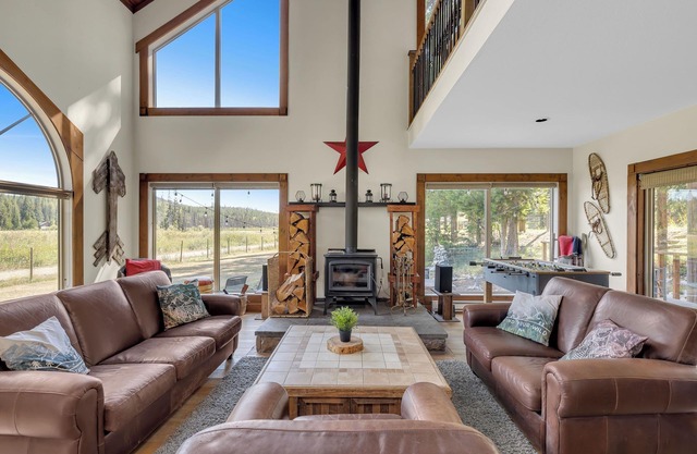 Luxury Cabin at Idabel lake on acreage with hot tub. Near Kelowna and Big White