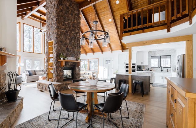 Luxury Cabin, Game Room, Firepit, Deck w/Mtn View, Trailer Parking & Family Time