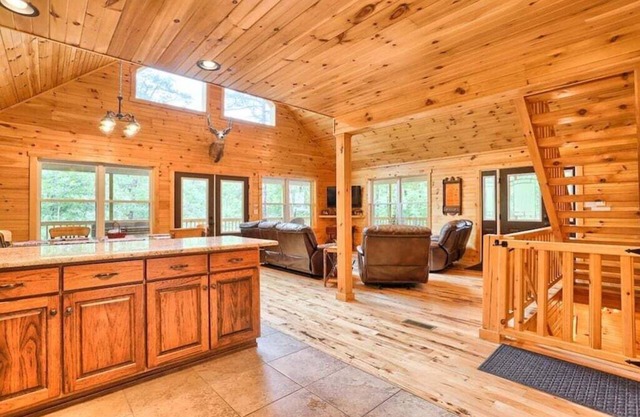 Luxury Cabin Minutes to Raystown Lake; HOT TUB, Firepit, Arcade