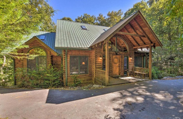 Luxury Cabin with Deck Less Than 5 Miles to Sapphire Valley!