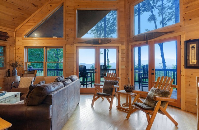 Luxury cabin with private hot tub, amazing mountain view & 3 fireplaces