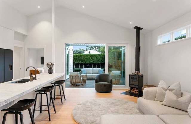 Luxury Central Villa with Spa Pool, Prime Location