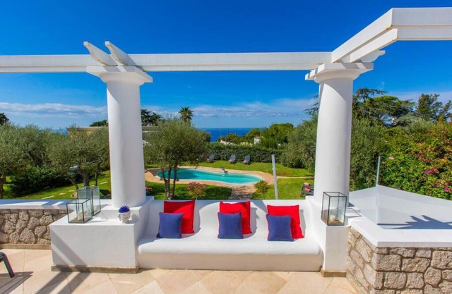 Luxury central Villa with pool and privacy