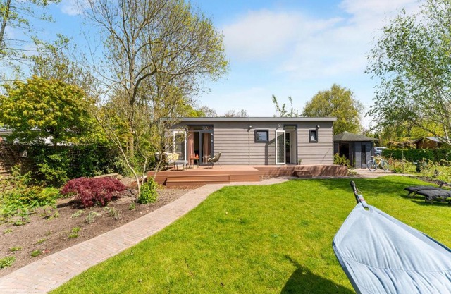 Luxury chalet near Ouddorp with garden