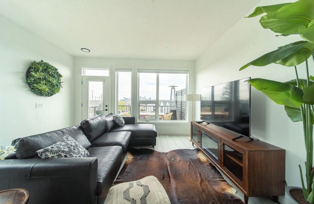 Luxury city skyline view new townhome right by golf course