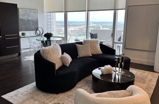 Luxury condo in Victory Park, walk to American Airlines, restaurants, shops