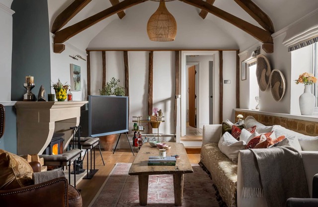 Luxury Cotswold Barn w Hot Tub | Nr Bourton