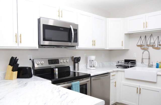 Luxury Cottage: Close to UWF, Shopping, & More!