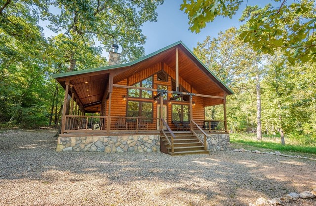 🏡 Luxury Couples Cabin in Hochatown w/Hot Tub, Outdoor TV & Fireplace, 2 TVs
