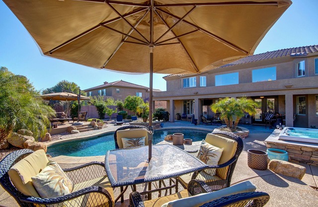 LUXURY DREAM HOME, 6 bdrm pool/hot tub, 8 flat tvs, fire pits, 5000 sq ft