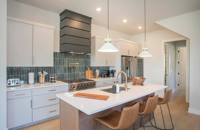 Luxury E Nash Home - City Views & Rooftop Deck