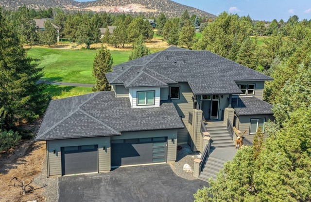 Luxury Eagle Crest Golf Retreat - 3 King Suites, Hot Tub, Scenic Deck