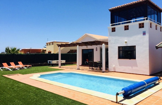 Luxury villa, sleeps 7. Roof top overlooking golf course. Private pool.
