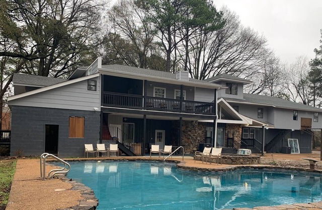 Luxury Estate 14 bedroom Pool, Hot tub, Sauna, Bar