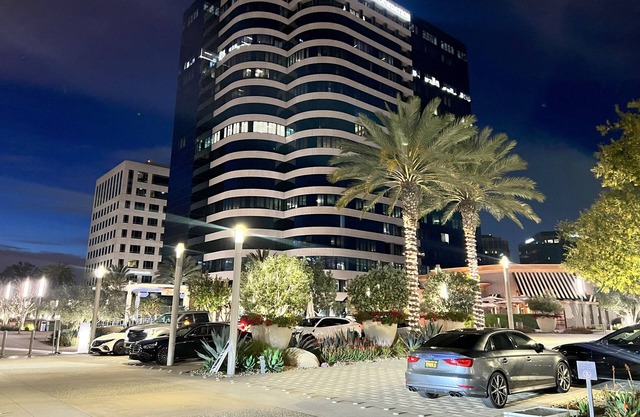 Luxury Executive & Vacay Spot 2BR with a dedicated workspace