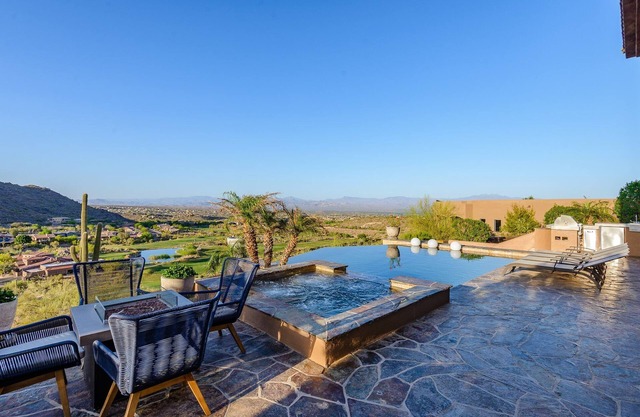 Luxury Fountain Hills, VIEWS, infinity Edge Pool, Hot Tub, Sleeps 14