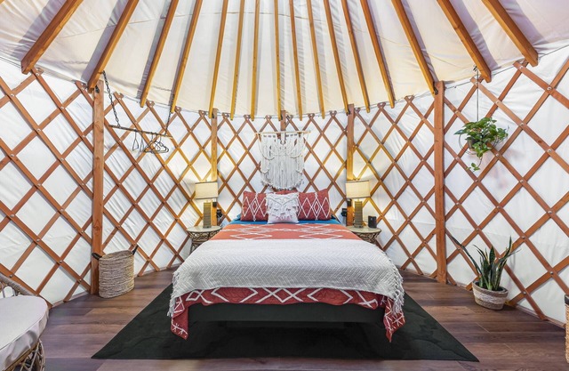 Luxury Glamping Yurt on 1 acre!