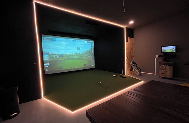 Luxury Golf Simulator, Golden Tee, Shuffleboard, Hot Tub and Stunning Views!