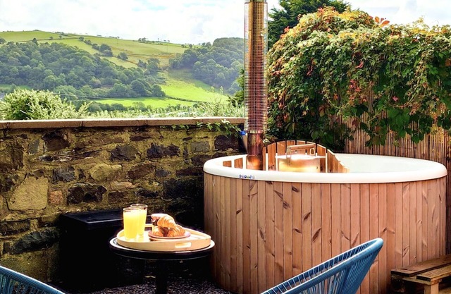 Luxury heated Yurt with Hot tub - 5 mins from beach