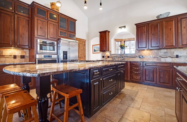 LUXURY HIGHLANDS HOME! Ten Mile Views, Lake View, Hot tub, Pool table, Foosball