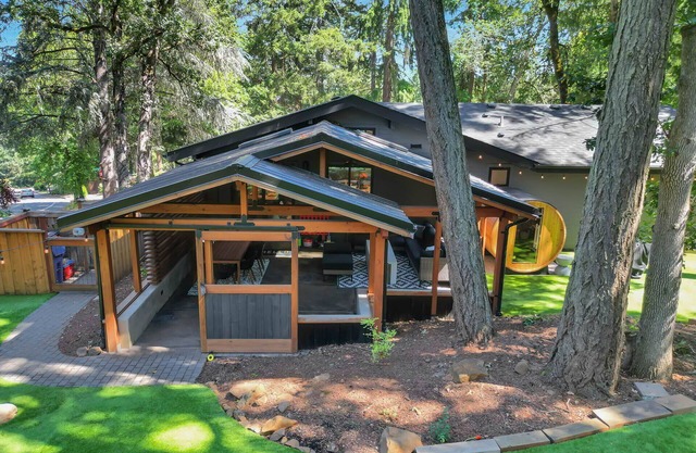 Luxury home for Fall and Winter: Game room, sauna, covered patio and huge yard.