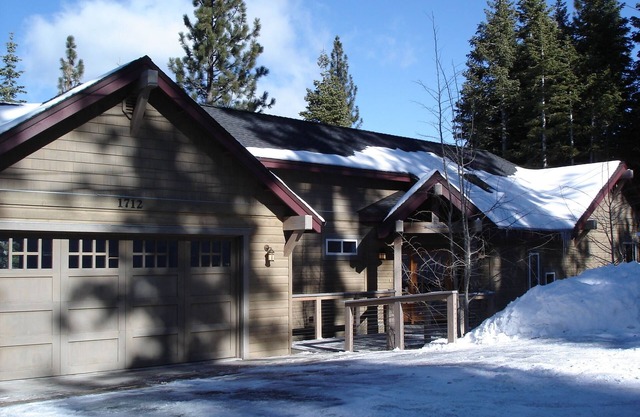 Luxury Home for Family & Group Gathering: 2 Living Rooms + Hot tub + Game Room