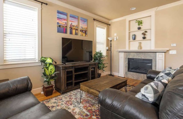 Luxury Home Great Location 4BR Sleeps 12