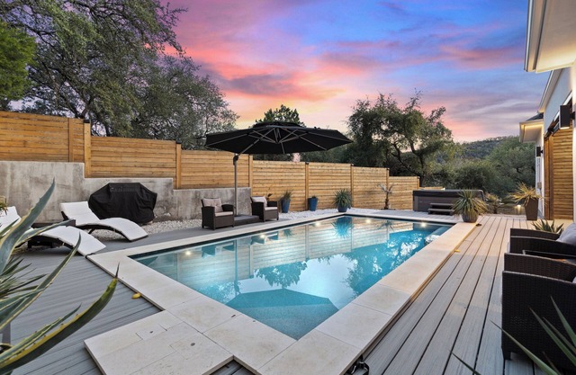 Luxury Home - Heated Pool, Jacuzzi, SUPs, Golf Cart. 2 Blocks from Lake Austin.