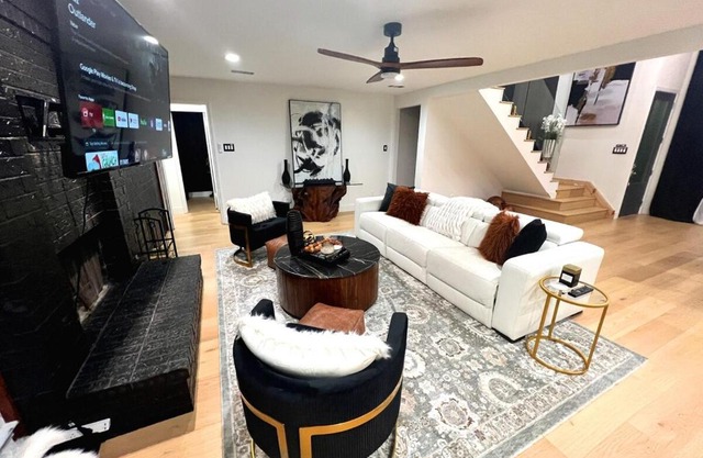Luxury Home w Pool, Open Kitchen, Poker Room & More