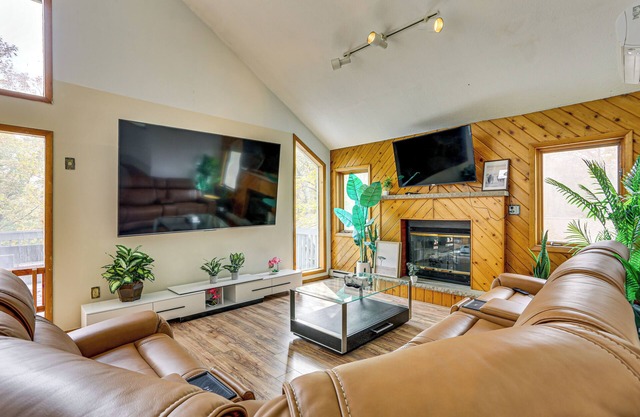 Luxury Home w/Game Room, 4 Mi to Bushkill Falls!