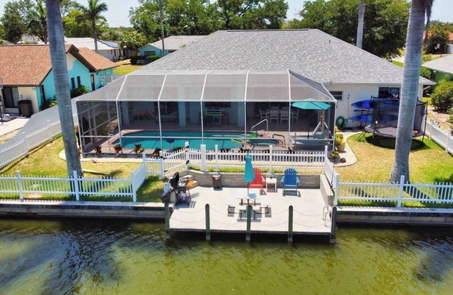 Luxury home with Dock|heated pool| kayak|Jacuzzi