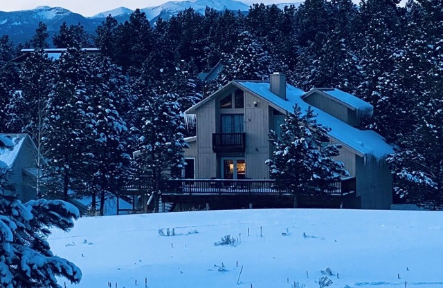 Luxury Home with plenty of seating and Chef's Kitchen 3 Minutes from Ski Lifts!