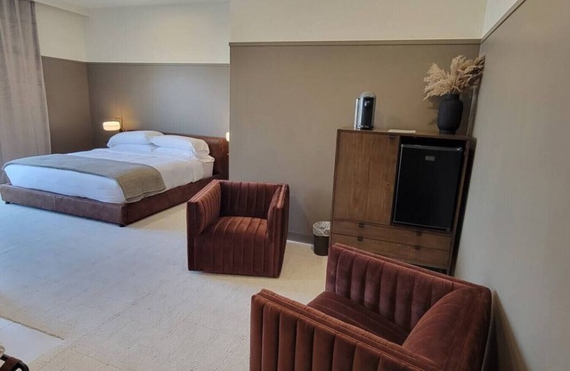 Luxury Hot Tub Suite Downtown Berlin 303 ADA