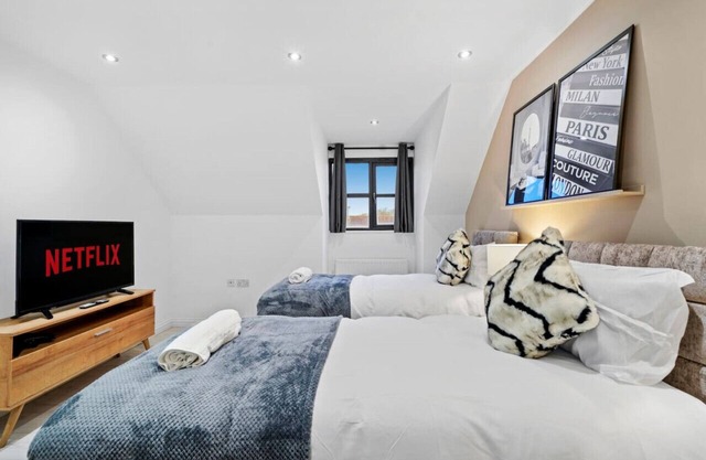 Luxury House - Pool Table, FastWifi & Free Parking