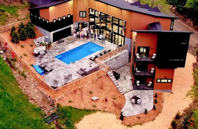 Luxury House private pool & Indoor Basketball court/Movie theater