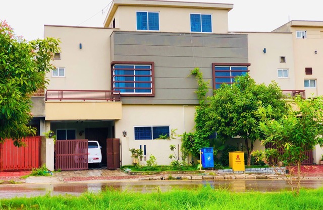 Luxury house with 4 bedrooms and free parking