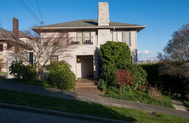 Luxury in Queen Anne very walkable!