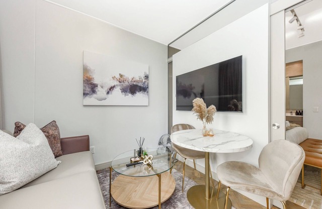 Luxury in the City: Uber Chic 1-Bed Retreat