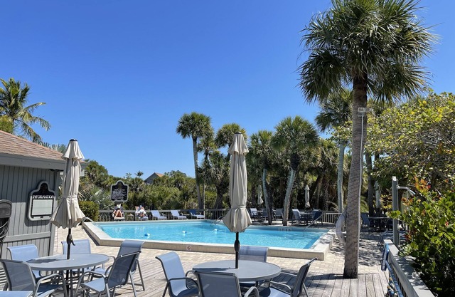 LUXURY ISLAND TOWNHME/CLUB w/POOL! 4 BRs, 2 KINGS, KAYAKS, & BOAT DOCKAGE AVAIL!