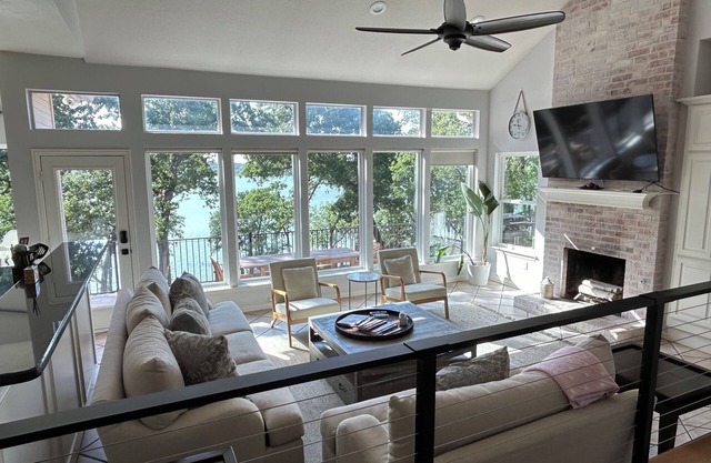 Luxury Lake Front Getaway close to Dallas, Frisco, Little Elm